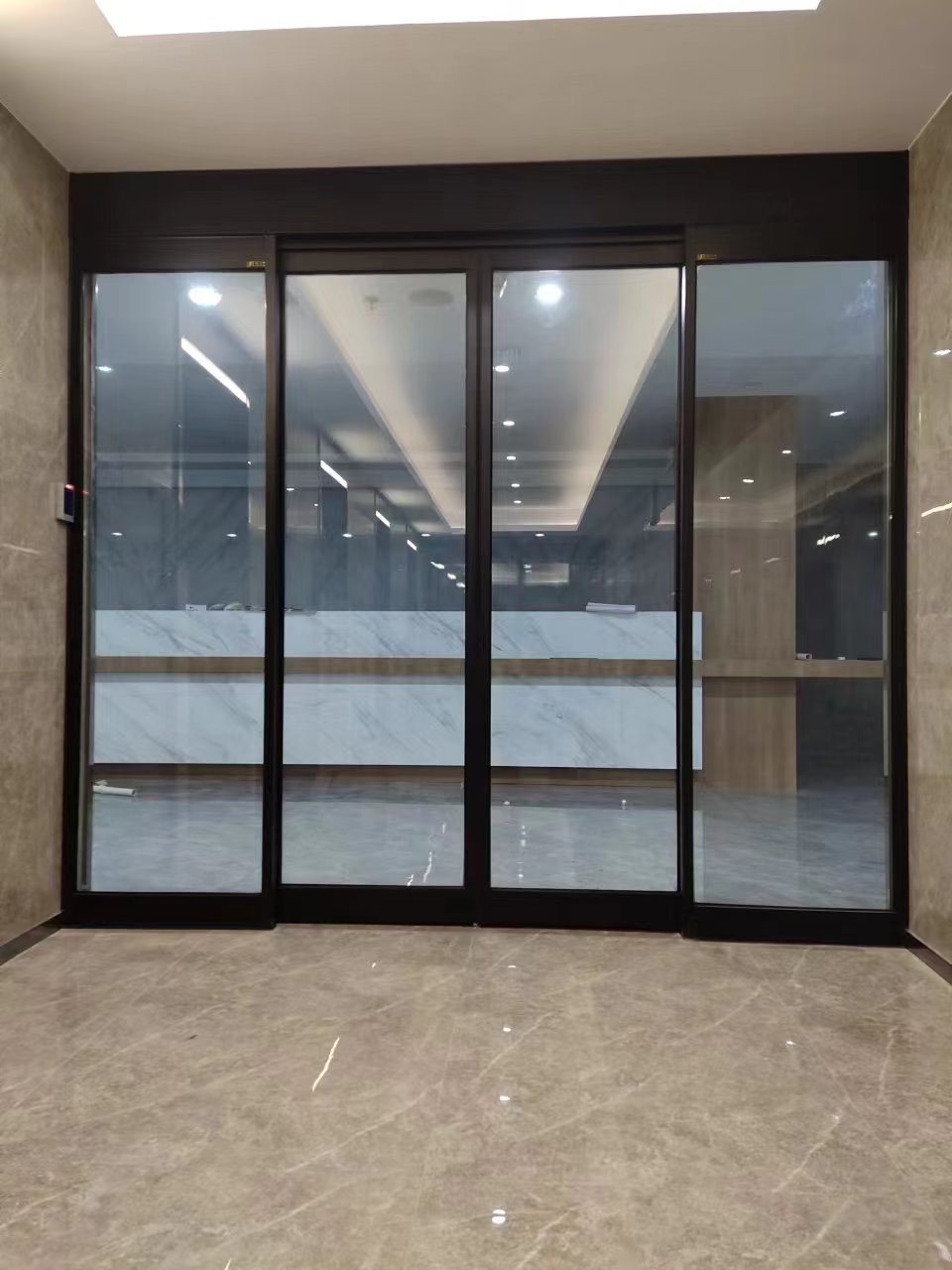 东台市玻璃伸缩门