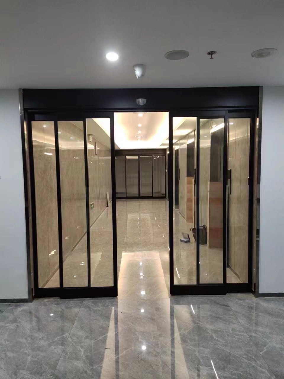 东台市玻璃伸缩门